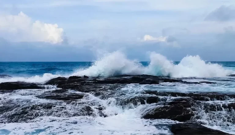 Gelombang Laut Tinggi di Bali