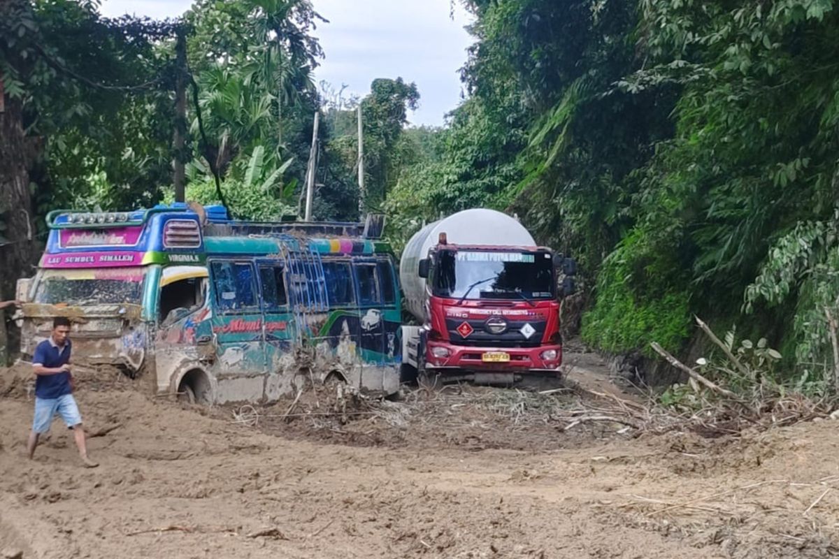 Longsor di Sibolangit Medan Tewaskan Sembilan Orang, Arus Lalu Lintas Lumpuh Total