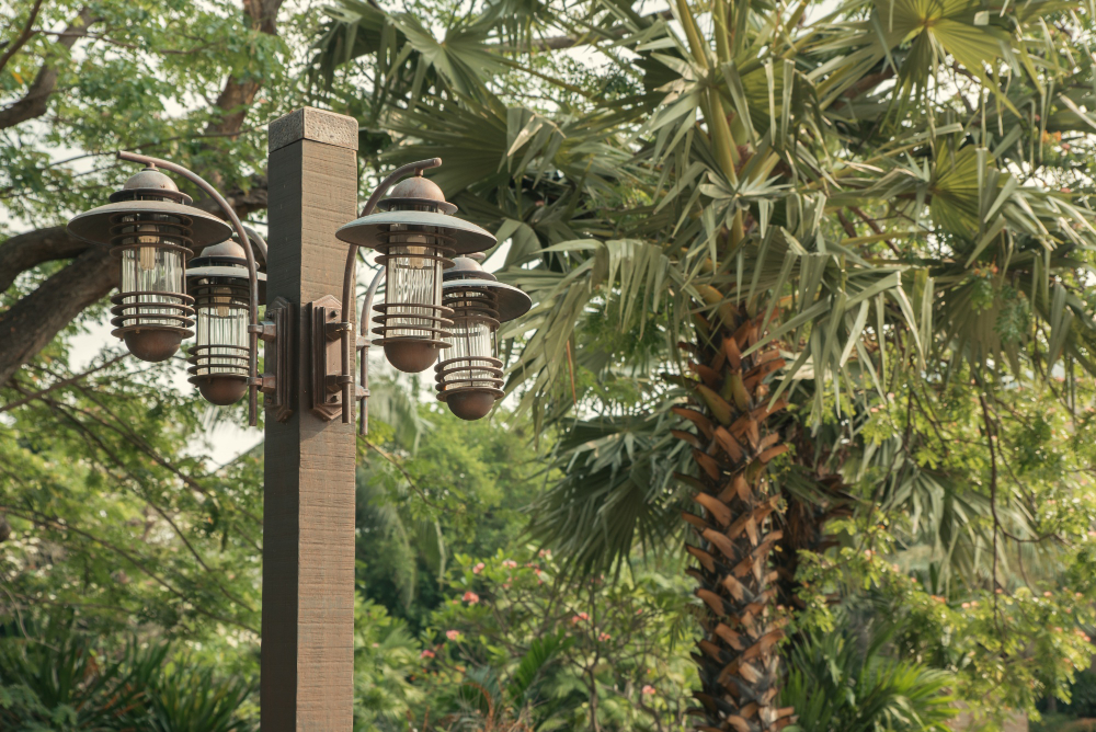 Pemasangan lampu taman